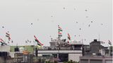 Menschen lassen während der Feierlichkeiten zum Unabhängigkeitstag Indiens Drachen steigen