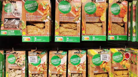 Beliebter und nun auch günstiger: Vegane Ersatzprodukte in einem Supermarktregal
