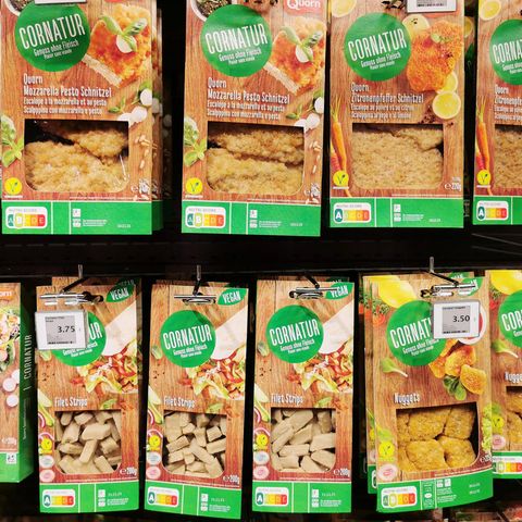 Beliebter und nun auch günstiger: Vegane Ersatzprodukte in einem Supermarktregal