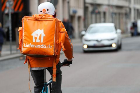 Ein Fahrradbote fährt durch die Innenstadt