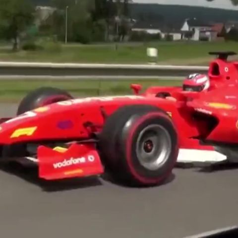 Polizei ermittelt: Irre Spritztour in Tschechien: Formel-1-Wagen rast plötzlich über Autobahn