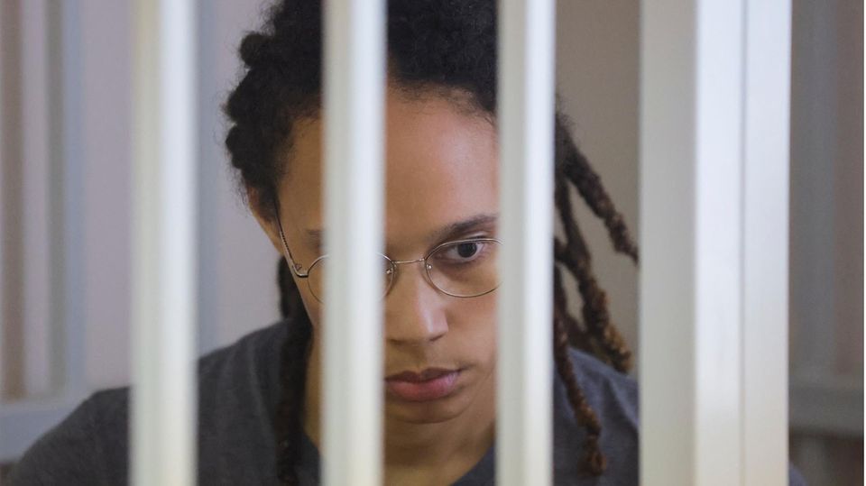 Brittney Griner befindet sich in einem Käfig in einem Gerichtssaal, während sie der Urteilsverkündung zuhört