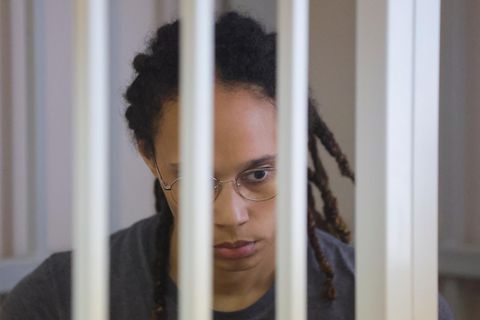 Brittney Griner befindet sich in einem Käfig in einem Gerichtssaal, während sie der Urteilsverkündung zuhört