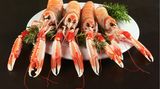Trocken, zäh, zerfallen: Ganz auf gegrillte Meeresfrüchte verzichten muss aber keiner. Es gibt durchaus Fisch, der sich gut brutzeln lässt. Dazu gehören laut Ghai Riesengarnelen und Langusten.
