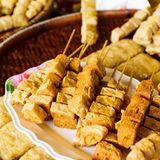 Trocken, zäh, zerfallen: Schlechte Nachrichten für alle Vegetarier:innen, die beim Grillen auf Tofu setzen. Auch der sei viel zu empfindlich für diese Zubereitungsweise. Wer es dennoch nicht lassen kann, müsse damit rechnen, eher eine Sauerei als eine Mahlzeit vom Rost zu klauben. Er schlägt alternativ ...