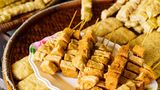 Trocken, zäh, zerfallen: Schlechte Nachrichten für alle Vegetarier:innen, die beim Grillen auf Tofu setzen. Auch der sei viel zu empfindlich für diese Zubereitungsweise. Wer es dennoch nicht lassen kann, müsse damit rechnen, eher eine Sauerei als eine Mahlzeit vom Rost zu klauben. Er schlägt alternativ ...