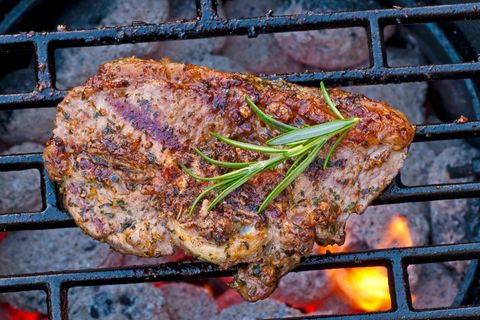 Trocken, zäh, zerfallen: Ohnehin sollte bei der Fleischauswahl genau überlegt werden, welches die starke Hitze auf dem Grill verträgt. Lammschulter beispielsweise gehört nicht dazu. "Die Schulter ist nichts für den Grill", erklärt Ghai. Dieses Teil vom Lamm sei von Natur aus trocken und sollte daher langsam gegart werden.