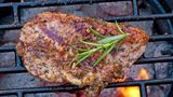 Trocken, zäh, zerfallen: Ohnehin sollte bei der Fleischauswahl genau überlegt werden, welches die starke Hitze auf dem Grill verträgt. Lammschulter beispielsweise gehört nicht dazu. "Die Schulter ist nichts für den Grill", erklärt Ghai. Dieses Teil vom Lamm sei von Natur aus trocken und sollte daher langsam gegart werden.