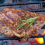 Trocken, zäh, zerfallen: Ohnehin sollte bei der Fleischauswahl genau überlegt werden, welches die starke Hitze auf dem Grill verträgt. Lammschulter beispielsweise gehört nicht dazu. "Die Schulter ist nichts für den Grill", erklärt Ghai. Dieses Teil vom Lamm sei von Natur aus trocken und sollte daher langsam gegart werden.