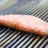 Trocken, zäh, zerfallen: ... die Beschaffenheit von Hackfleisch erschwere das Grillen. Zum Beispiel "sollte Schami Kebab (ein Hackfleischfladen) nicht auf dem Grill zubereitet werden", so der Koch. Das Problem: je nach Machart kann das Hackfleisch auseinanderfallen oder am Rost festkleben. Griechische Bifteki (siehe Bild) hingegen gehören zu den Grill-Klassikern.