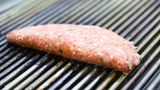 Trocken, zäh, zerfallen: ... die Beschaffenheit von Hackfleisch erschwere das Grillen. Zum Beispiel "sollte Schami Kebab (ein Hackfleischfladen) nicht auf dem Grill zubereitet werden", so der Koch. Das Problem: je nach Machart kann das Hackfleisch auseinanderfallen oder am Rost festkleben. Griechische Bifteki (siehe Bild) hingegen gehören zu den Grill-Klassikern.