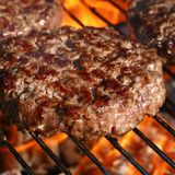 Trocken, zäh, zerfallen: Gegen den Rindfleisch-Burger hat selbstverständlich auch Ghai nichts einzuwenden, allerdings sollte nicht alles, was aus Hackfleisch gemacht wird, auf dem Grill zubereitet werden, denn ...