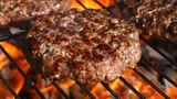 Trocken, zäh, zerfallen: Gegen den Rindfleisch-Burger hat selbstverständlich auch Ghai nichts einzuwenden, allerdings sollte nicht alles, was aus Hackfleisch gemacht wird, auf dem Grill zubereitet werden, denn ...