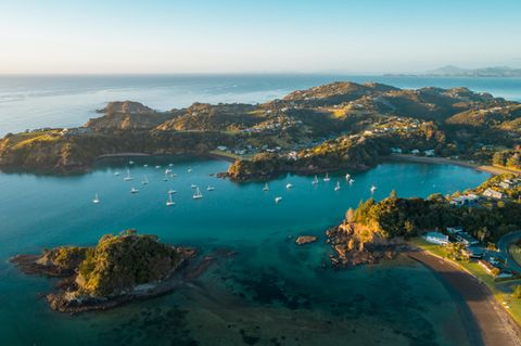 Neuseeland aus der Luft, Landschaft mit Bergen und Wasser