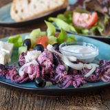 Trocken, zäh, zerfallen: Über Tintenfisch auf dem Grill lässt sich sicherlich streiten, nicht aber mit dem britischen Sternekoch. Denn für Rohit Ghai hat das Meerestier auf dem Rost nichts verloren. Grillen sollte man seiner Meinung nach Tintenfisch nur, wenn man ihn besonders zäh mag.