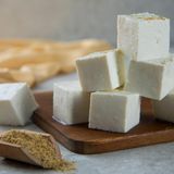 Trocken, zäh, zerfallen: ... Paneer vor. Der indische Frischkäse sei die "solidere vegetarische Option", meint er. Für Veganer ist dies freilich keine Alternative.