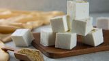 Trocken, zäh, zerfallen: ... Paneer vor. Der indische Frischkäse sei die "solidere vegetarische Option", meint er. Für Veganer ist dies freilich keine Alternative.