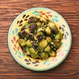 Trocken, zäh, zerfallen: Der Rosenkohl gehört eher nicht zum typischen Grillgut, laut Ghai sollte er dies aber. Dafür lose und bräunliche Blätter zuvor entfernen, da diese sonst verbrennen. Außerdem empfiehlt der Koch, den Rosenkohl vorzukochen.