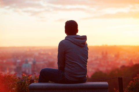 Allein in den Sonnenuntergang blicken? Bei der aktuellen Dating-Lage für junge Männer ein sehr wahrscheinliches Szenario