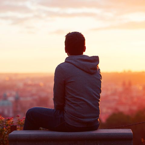 Allein in den Sonnenuntergang blicken? Bei der aktuellen Dating-Lage für junge Männer ein sehr wahrscheinliches Szenario