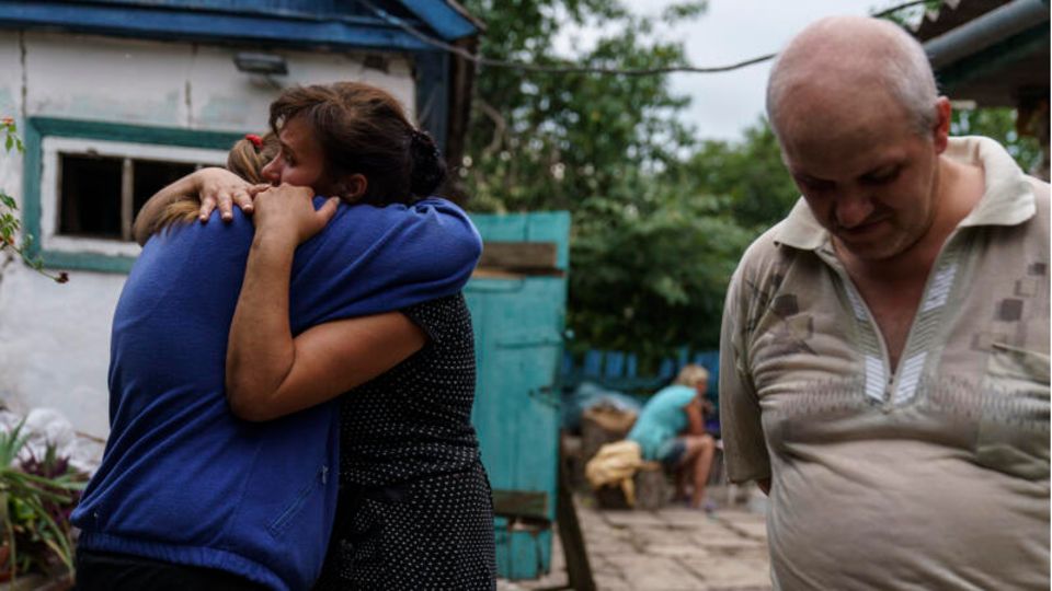 Weinende Menschen nach einem Angriff im Donbass.