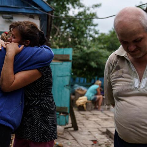 Weinende Menschen nach einem Angriff im Donbass.