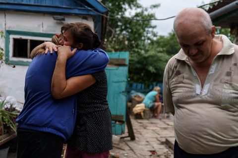 Weinende Menschen nach einem Angriff im Donbass.