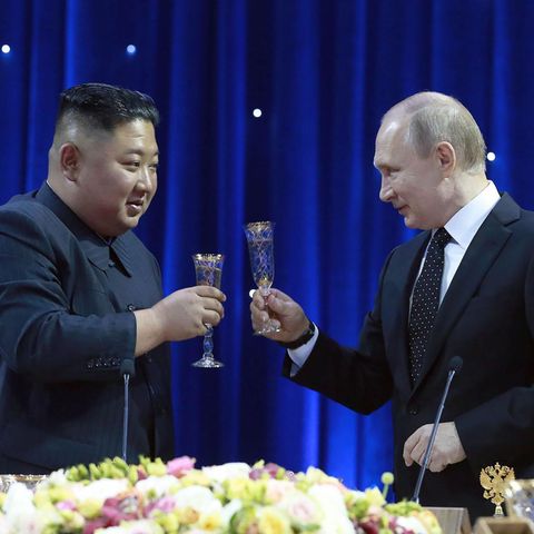 Nordkoreas Machthaber Kim Jong Un (l.) stößt mit Russlands Präsident Wladimir Putin an