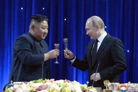 Nordkoreas Machthaber Kim Jong Un (l.) stößt mit Russlands Präsident Wladimir Putin an