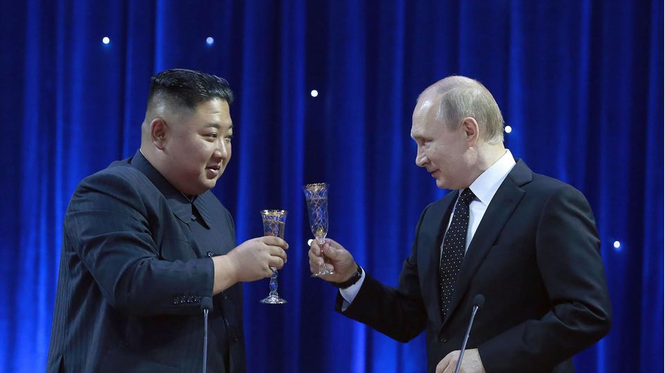 Nordkoreas Machthaber Kim Jong Un (l.) stößt mit Russlands Präsident Wladimir Putin an