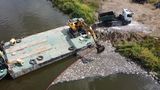 Bei Krajnik Dolny, Polen, werden die toten Fische mit einem Bagger aus der Oder geholt und mit einem LKW abtransportiert.  Die Dimension sei vergleichbar mit der Sandoz-Katastrophe von 1986, sagte Maier der dpa. Damals war beim Chemiekonzern Sandoz (heute Novartis) ein Brand in einem Schweizer Lager ausgebrochen. Große Mengen verunreinigten Löschwassers gelangten in den Rhein und verursachten ein großes Fischsterben. Das Unglück damals sei Anlass für internationale Alarm- und Meldepläne von Flussanrainern gewesen - und genau diese seien jetzt an der Oder nicht eingehalten worden, sagte Maier.