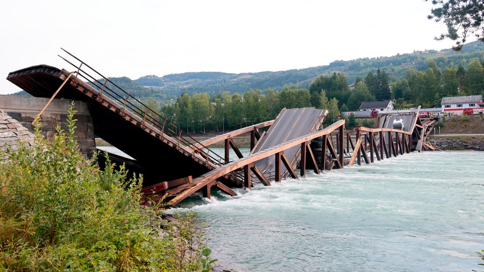Eine fast 150 Meter lange Brücke über den Fluss Lågen ist im Tal von Gudbrandsdalen zusammengebrochen