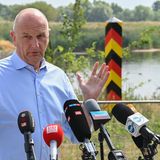 Am Montag machte sich Brandenburgs Ministerpräsident Dietmar Woidke (SPD) ein Bild von der Lage an der Oder. "Wir wissen bis jetzt nicht, was genau diese Vergiftungserscheinungen bei den Fischen verursacht hat", sagte er in Lebus. Experten aus Polen und Deutschland sollen nun in einer gemeinsamen Taskforce die Ursachen ermitteln. Erste Untersuchungsergebnisse werden für Anfang dieser Woche erwartet.  Wegen des rätselhaften Fischsterbens in der Oder wächst in Deutschland der Unmut über die spärlichen Informationen aus Polen. "Das lief nicht, wie es sein müsste", sagte  Woidke.