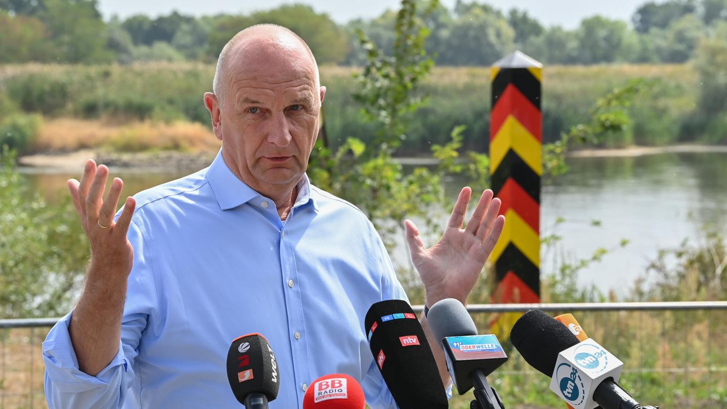 Deutsch-polnischer Grenzfluss: Am Montag machte sich Brandenburgs Ministerpräsident Dietmar Woidke (SPD) ein Bild von der Lage an der Oder. "Wir wissen bis jetzt nicht, was genau diese Vergiftungserscheinungen bei den Fischen verursacht hat", sagte er in Lebus. Experten aus Polen und Deutschland sollen nun in einer gemeinsamen Taskforce die Ursachen ermitteln. Erste Untersuchungsergebnisse werden für Anfang dieser Woche erwartet. Wegen des rätselhaften Fischsterbens in der Oder wächst in Deutschland der Unmut über die spärlichen Informationen aus Polen. "Das lief nicht, wie es sein müsste", sagte Woidke. Am Montag machte sich Brandenburgs Ministerpräsident Dietmar Woidke (SPD) ein Bild von der Lage an der Oder. "Wir wissen bis jetzt nicht, was genau diese Vergiftungserscheinungen bei den Fischen verursacht hat", sagte er in Lebus. Experten aus Polen und Deutschland sollen nun in einer gemeinsamen Taskforce die Ursachen ermitteln. Erste Untersuchungsergebnisse werden für Anfang dieser Woche erwartet. Wegen des rätselhaften Fischsterbens in der Oder wächst in Deutschland der Unmut über die spärlichen Informationen aus Polen. "Das lief nicht, wie es sein müsste", sagte Woidke.