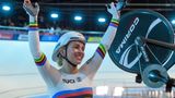 GOLD: Bahnrad-Sprint. Emma Hinze hat ihren dritten Titel bei diesen Europameisterschaften gewonnen. Die 24 Jahre alte Cottbuserin besiegte im Sprint-Finale die Französin Mathilde Gros in drei Läufen. Im entscheidenden dritten Lauf entschied das Zielfoto. Nach den Erfolgen im Team-Sprint mit Pauline Grabosch (Chemnitz) und Lea Sophie Friedrich (Chemnitz) sowie im 500-m-Zeitfahren mit dem deutschen Rekord von 32,668 Sekunden war es auf dem Holzoval in der Messe München bereits das dritte Gold für die Sprint-Weltmeisterin.              Emma Hinze hat bei den Bahnrad-Europameisterschaften bereits ihren dritten Titel gewonnen. Die 24 Jahre alte Cottbuserin besiegte am Montag im Sprint-Finale die Französin Mathilde Gros in drei Läufen. Im entscheidenden dritten Lauf entschied das Zielfoto. Nach den Erfolgen im Team-Sprint mit Pauline Grabosch (Chemnitz) und Lea Sophie Friedrich (Chemnitz) sowie im 500-m-Zeitfahren mit dem deutschen Rekord von 32,668 Sekunden war es auf dem Holzoval in der Messe München bereits das dritte Gold für die Sprint-Weltmeisterin.