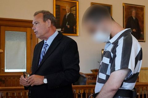 Hadi Matar steht neben seinem Pflichtverteidiger Nathaniel Barone während einer Anklageverlesung