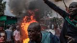 Nairobi, Kenia. Unmut über die Wahlen auf den Straßen in der kenianischen Hauptstadt Nairobi: Unterstützer von Präsidentschaftskandidat Raila Odinga (One Kenya Coalition Party) verbrennen Reifen auf den Straßen, um ihrer Enttäuschung und Wut Luft zu machen. Odinga konnte sich nicht gegen Herausforderer William Ruto durchsetzen. Es war ein Kopf-an-Kopf-Rennen. Am Ende verzeichnete die Wahlkommission 50,49 Prozent der Stimmen für Ruto und 48,85 Prozent aller Stimmen für Odinga.