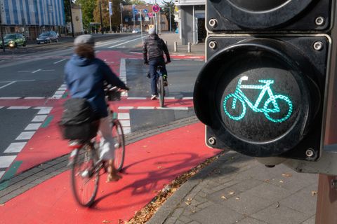 Fachleute haben eine stärkere Umwidmung von Verkehrsflächen zu Gunsten des Radverkehrs gefordert. 