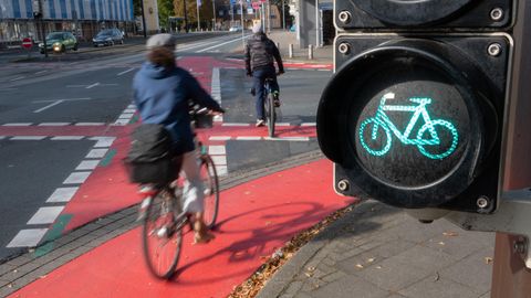 Fachleute haben eine stärkere Umwidmung von Verkehrsflächen zu Gunsten des Radverkehrs gefordert. 