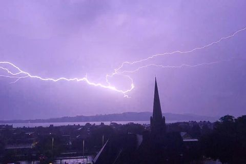 Blitze zucken über der schottischen Stadt Dundee