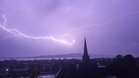 Blitze zucken über der schottischen Stadt Dundee