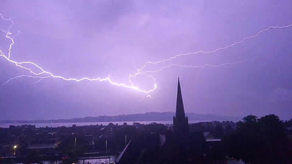Blitze zucken über der schottischen Stadt Dundee