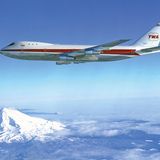 Ein Postkartenmotiv von 1970: Die Boeing 747-100 von Trans World Airlines vor dem Mount Hood im Bundesstaat Oregon