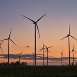 Verbraucher und Firmen zahlen keine EEG-Umlage mehr über die Stromrechnung. Den deutlichen Anstieg der Strompreise gleicht das zwar nicht aus. Laut Finanzministerium sparen die Bürger aber 6,6 Milliarden Euro Stromkosten. Die Umlage zur Förderung erneuerbarer Energien wird nun über den Bundeshaushalt gestemmt, indirekt zahlt man also weiter mit.  Wann kommt das beim Bürger an? Die Umlage ist seit Juli von der Stromrechnung verschwunden; es profitiert jeder, der Strom bezahlt.