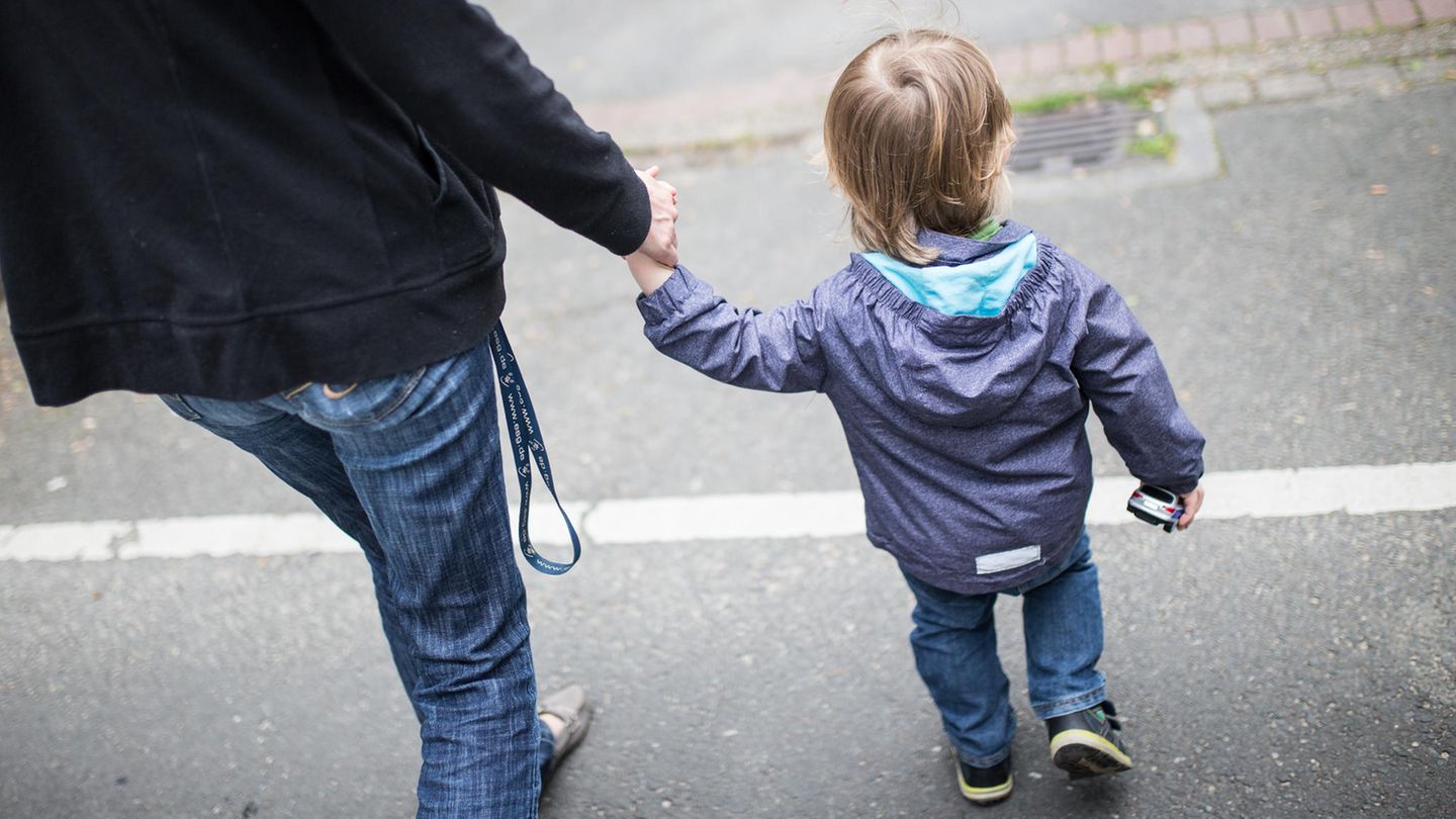Kinderbonus Das Kindergeld wird einmalig um 100 Euro pro Kind aufgestockt. Der Bonus wird bei Sozialleistungen nicht als Einkommen angerechnet, dadurch profitieren auch Bezieher von SGB-II-Leistungen. Wann kommt das beim Bürger an? Das Geld sollte schon auf dem Konto sein, da es kurz nach dem Juli-Kindergeld ausgezahlt wurde.