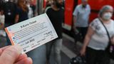 Für die gleichen drei Monate konnten die Bürger günstige Bahntickets für 9 Euro im Monat kaufen. Diese können in allen Nahverkehrszügen bundesweit genutzt werden - für den Weg zur Arbeit genau wie in den Urlaub oder zum Wochenendtrip.  Wann kommt das beim Bürger an? Das Ticket gibt es schon seit Juni - allerdings nur noch bis Ende August.