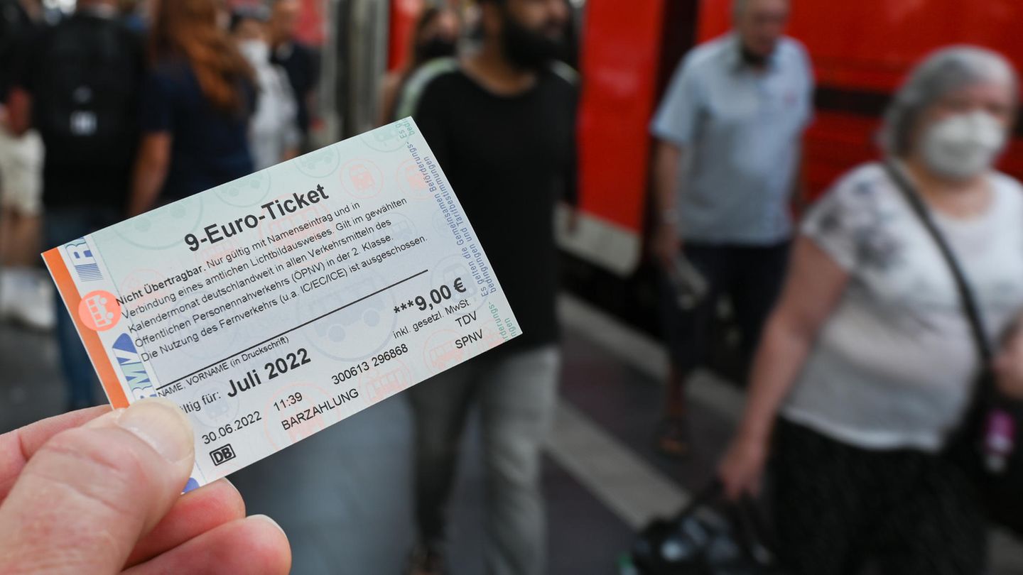 9-Euro-Ticket Für die gleichen drei Monate konnten die Bürger günstige Bahntickets für 9 Euro im Monat kaufen. Diese können in allen Nahverkehrszügen bundesweit genutzt werden - für den Weg zur Arbeit genau wie in den Urlaub oder zum Wochenendtrip. Wann kommt das beim Bürger an? Das Ticket gibt es schon seit Juni - allerdings nur noch bis Ende August.