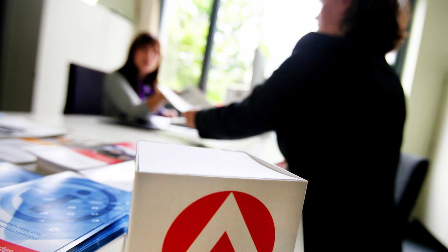Erwachsene, die Hartz IV oder Arbeitslosengeld II bekommen, erhalten eine Einmalzahlung von 200 Euro, um mit den gestiegenen Preisen klarzukommen. Wer Arbeitslosengeld I erhält, bekommt einen Zuschuss von 100 Euro.  Wann kommt das beim Bürger an? Auch das sollte schon auf den Konten sein: Plan war eine Auszahlung im Juli.