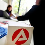 Erwachsene, die Hartz IV oder Arbeitslosengeld II bekommen, erhalten eine Einmalzahlung von 200 Euro, um mit den gestiegenen Preisen klarzukommen. Wer Arbeitslosengeld I erhält, bekommt einen Zuschuss von 100 Euro.  Wann kommt das beim Bürger an? Auch das sollte schon auf den Konten sein: Plan war eine Auszahlung im Juli.