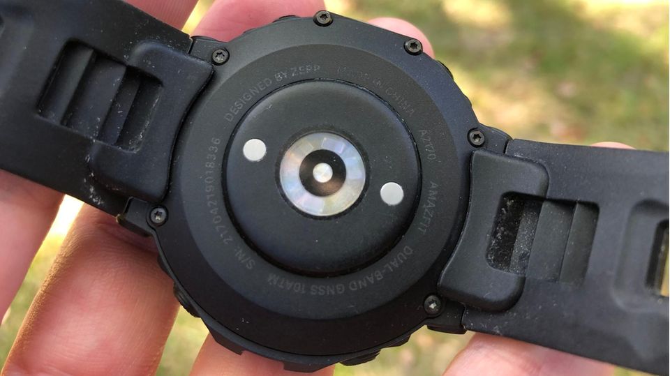 Amazfit T-Rex 2 im Test: Was kann die GPS-Smartwatch? Amazfit T-Rex 2 im Test: Blick auf die Rückseite der Uhr